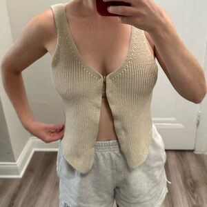 Beige knit best top with clasp in the middle